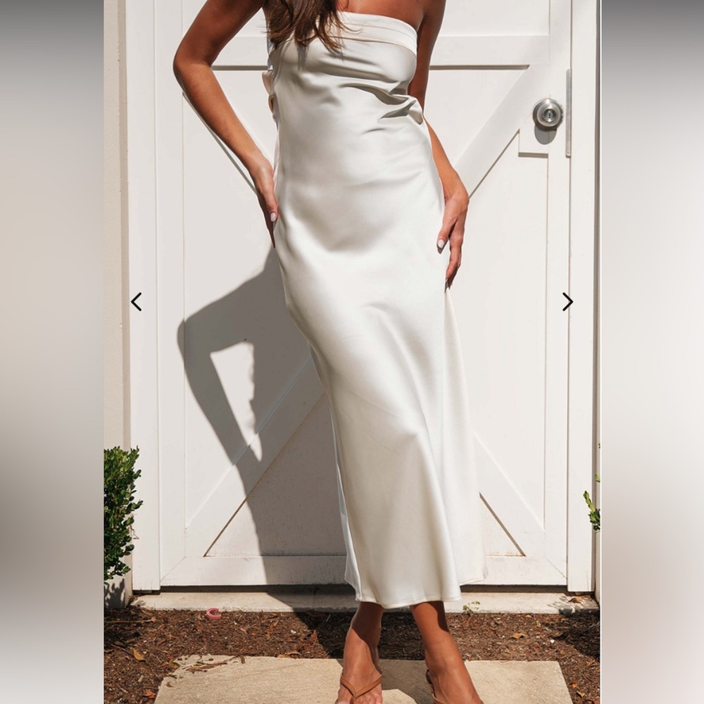 Satin white/cream dress perfect for bridal or graduation events!